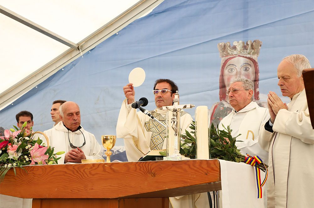 Mossèn Chisvert durant una missa