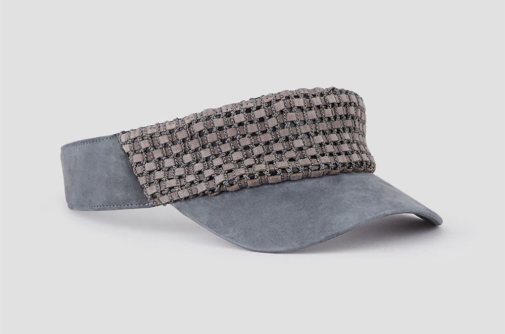 Gorra amb visera de pell.