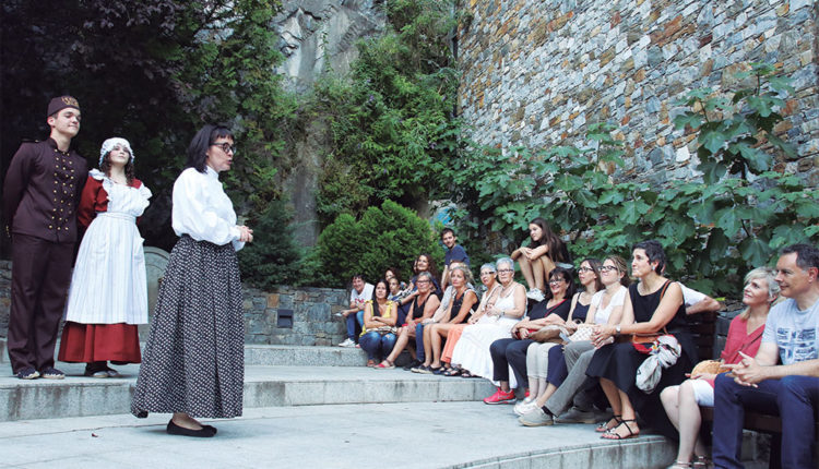 turistes-i-banyistes-dona-secret-andorra-1