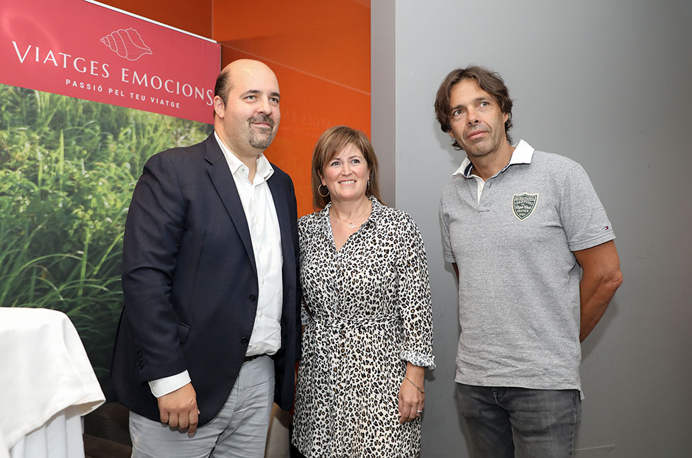Representants de Viatges Emocions i president del BC MoraBanc Andorra