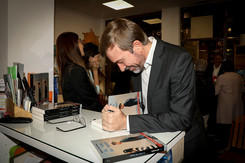 Ignasi Serrahima signant exemplars del seu llibre