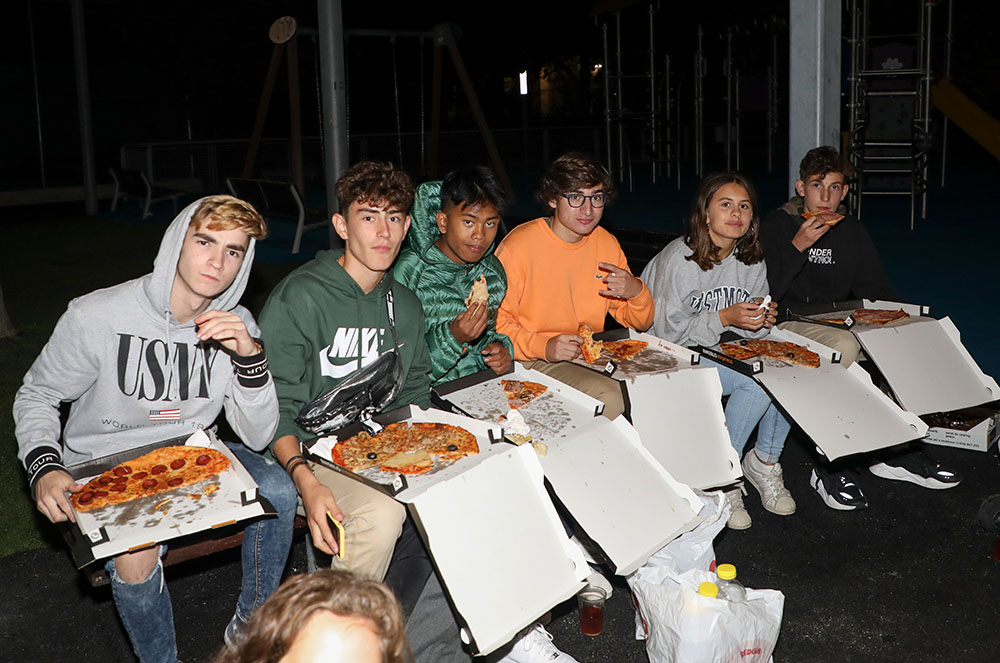 Nens menjant pizza a l'Street Art Festival a Escaldes-Engordany