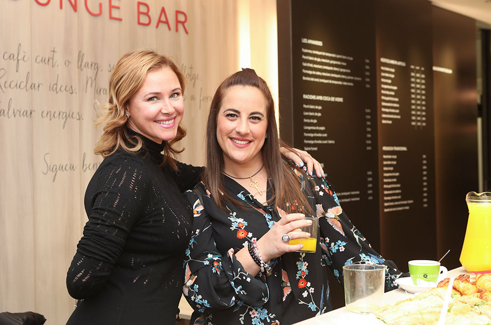 Noies gaudint d'aperitius al Centre Júlia