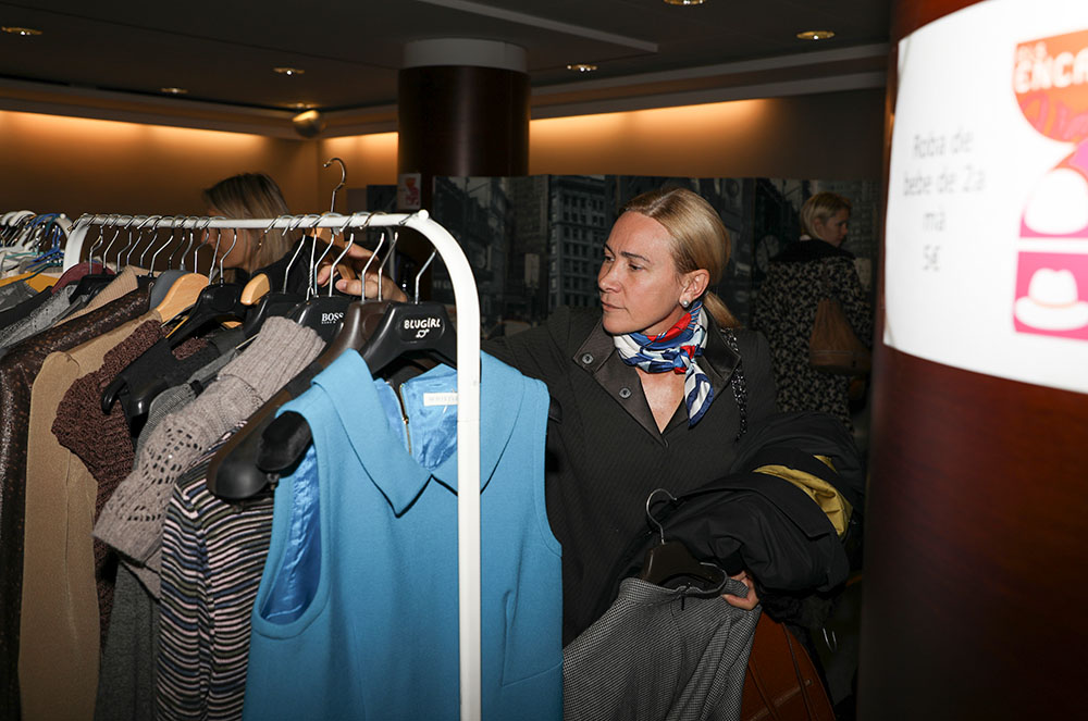 Noia comprant als Encants Vintage d'Unicef Andorra