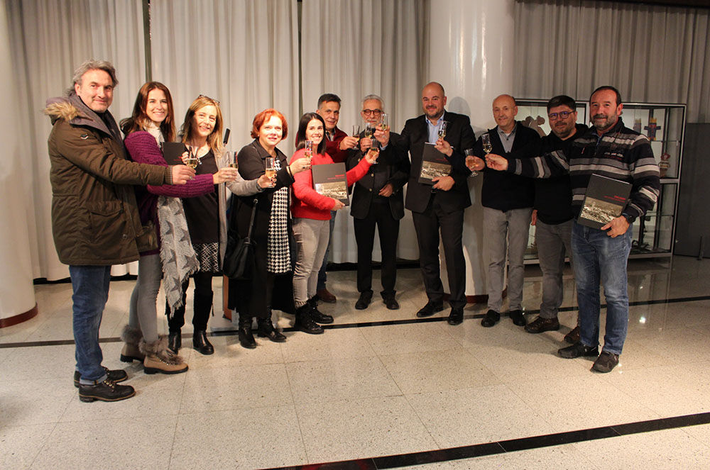 Francesc Rodríguez Rossa acompanyat de les autoritats comunals