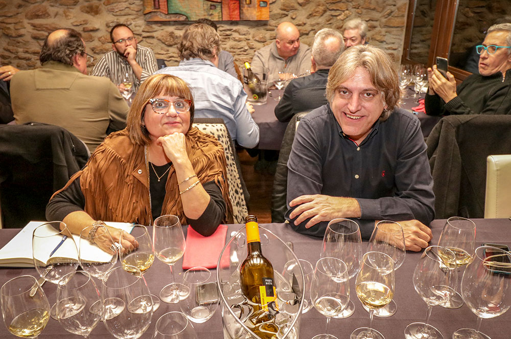 Parella degustant vins