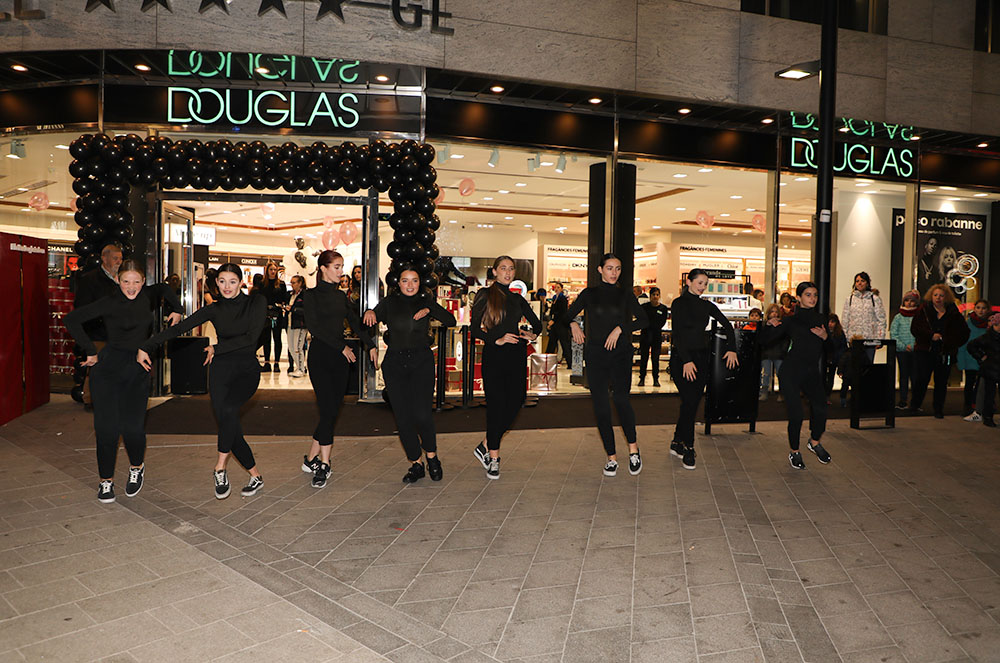 Espectacle a la Nova Botiga Douglas Andorra