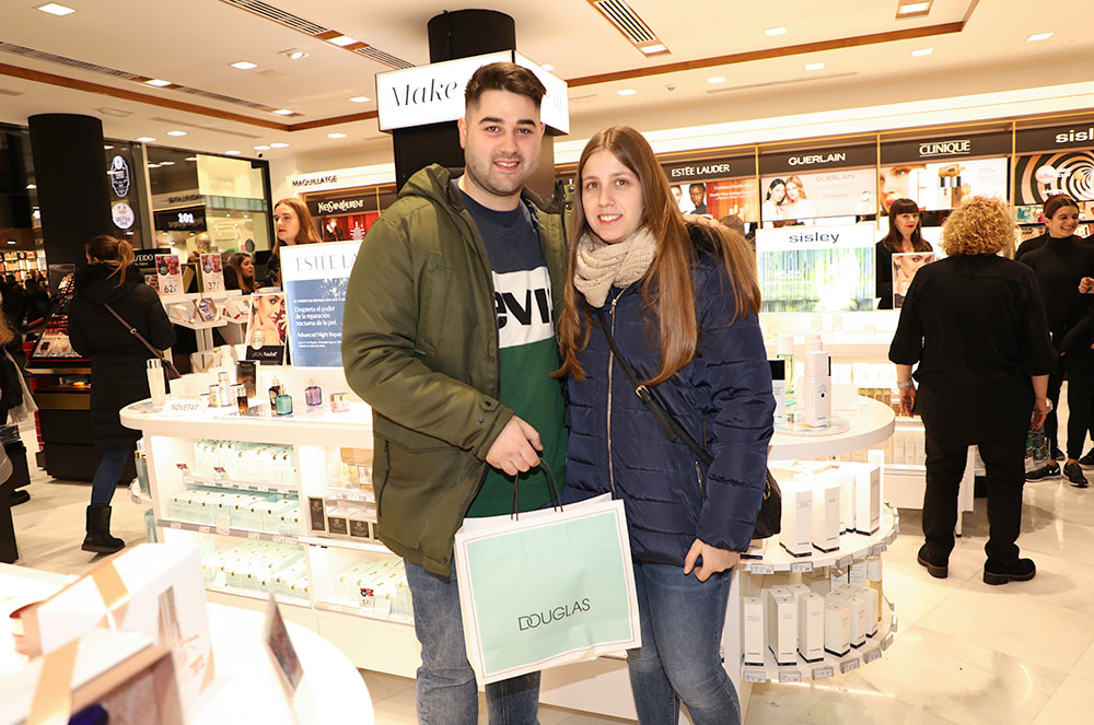 Clients a la Nova Botiga Douglas Andorra