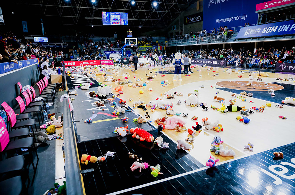Pista de bàsquet del Morabanc Andorra amb peluixos per a Càritas Andorrana