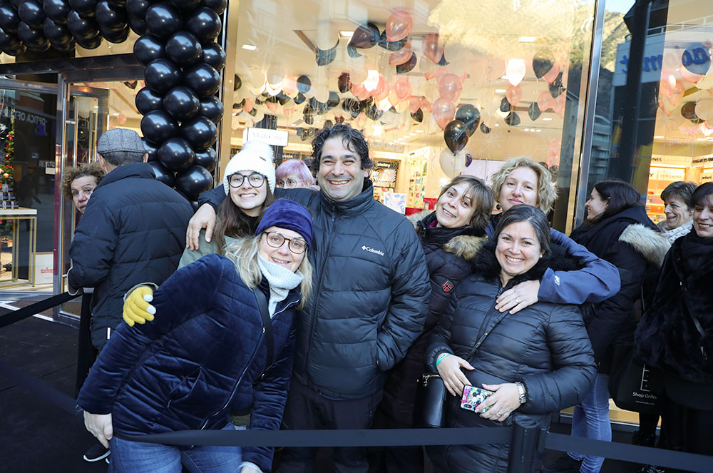 Públic a la Nova Botiga Douglas