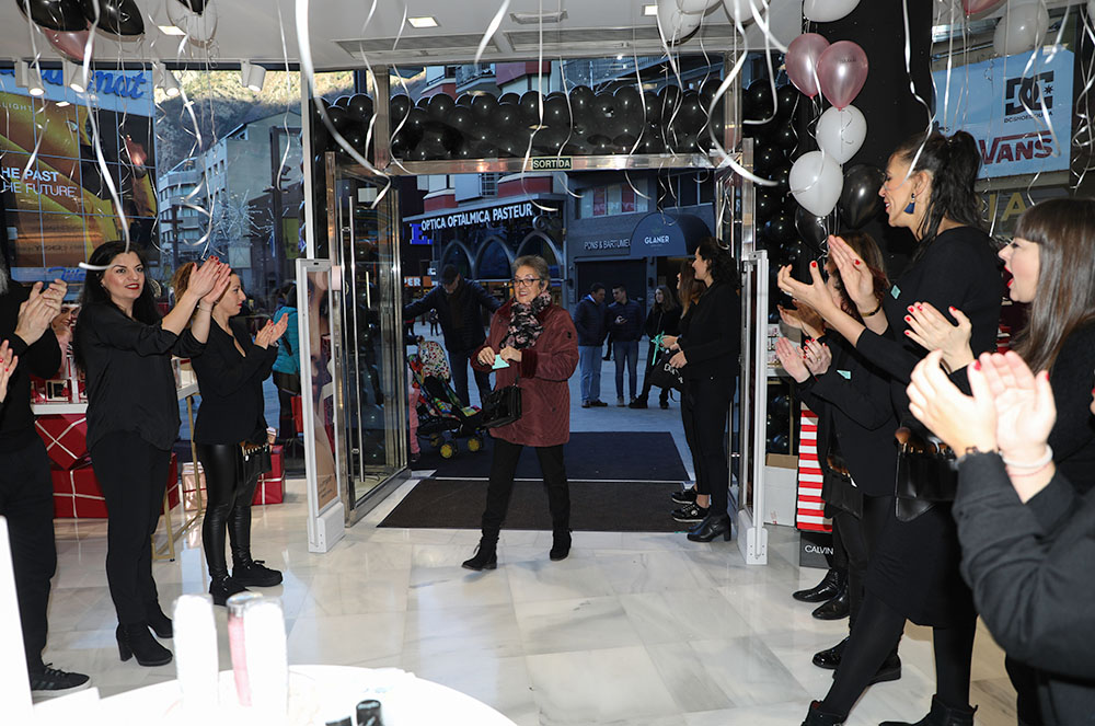 Arribada de clients a la Nova Botiga Douglas