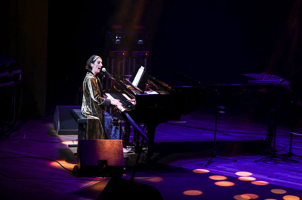 Dulce Pontes tocant el piano a l'Auditori Nacional d'Andorra