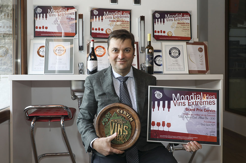 Joan Albert Farré amb els premis de Borda Sabaté