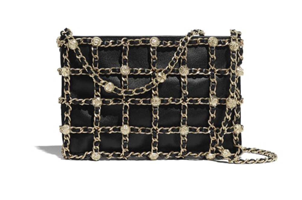 Bossa negra de pell de xai, tatxes i metall daurat CHANEL