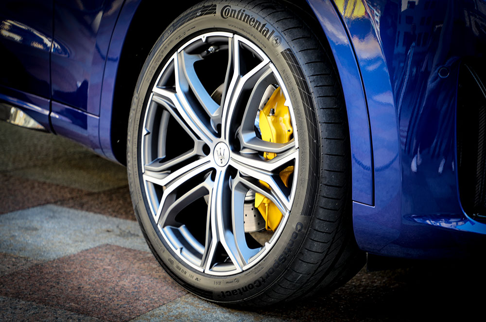 Detall de la roda del maserati Levante Trofeo