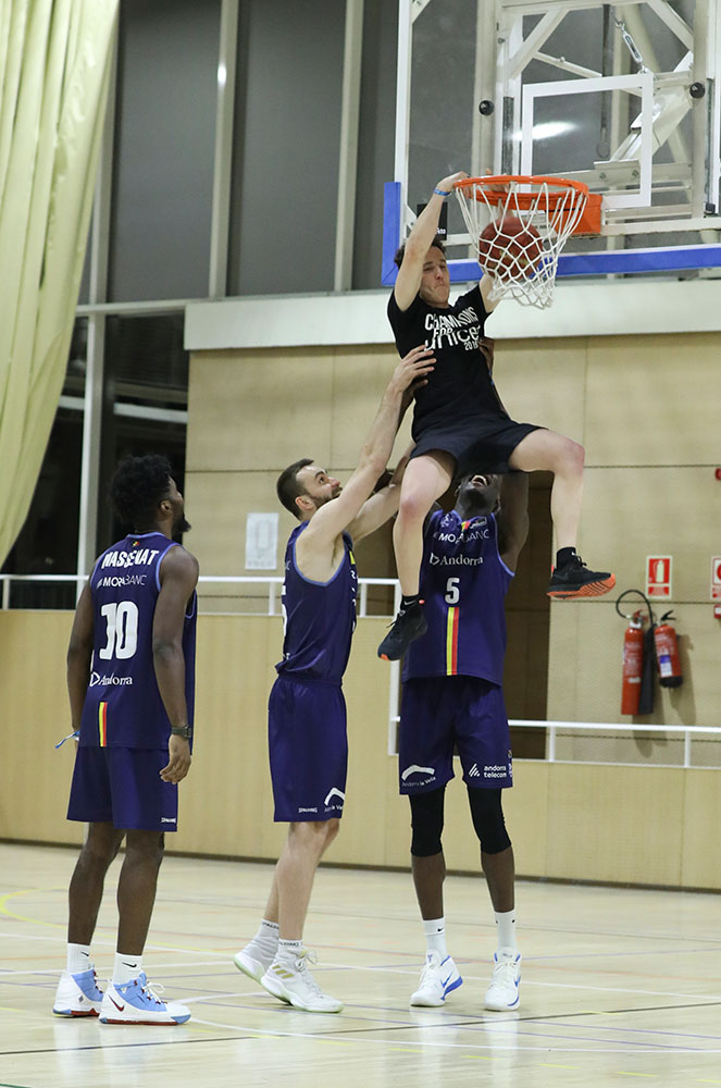 Pol Espargaró al partit champions for unicef