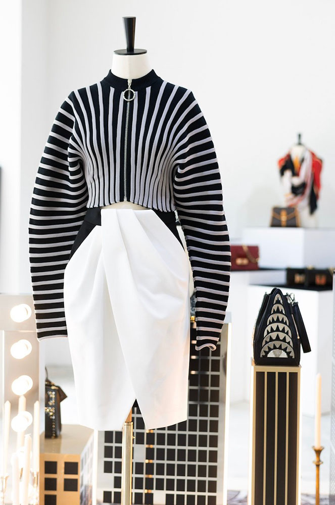 Conjunt de faldilla i part superior amb bossa, com a complement, de Louis Vuitton