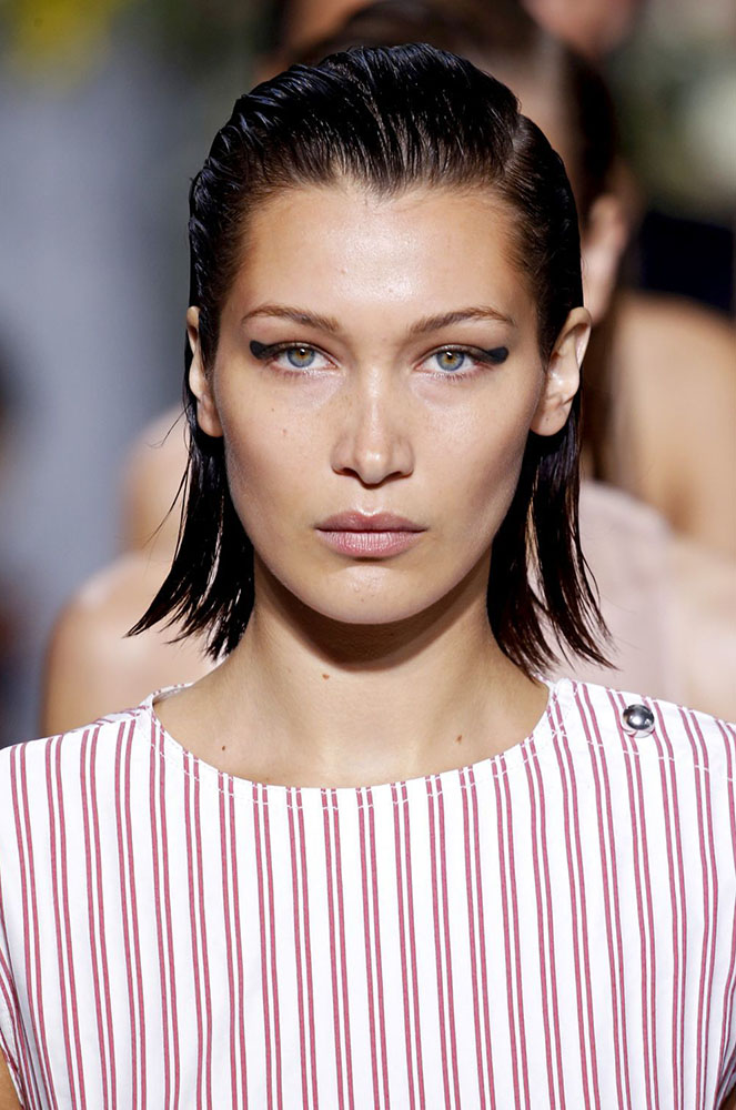 Wet look de la model Bella Hadid
