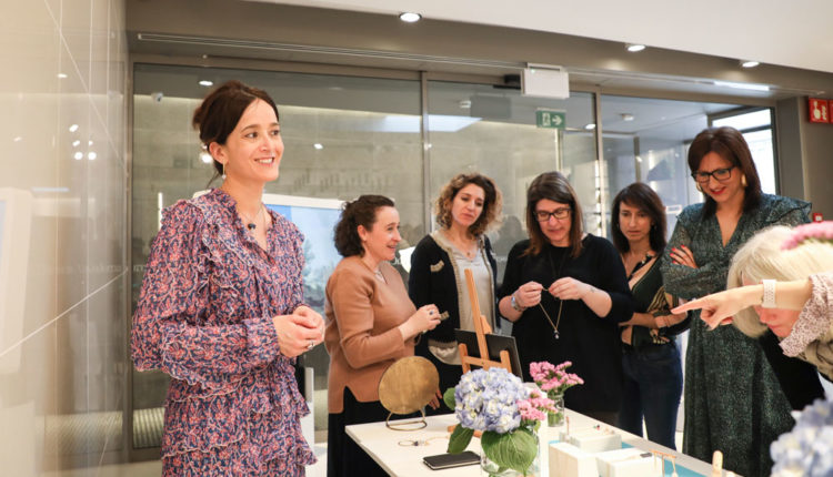 Assistents a l'exposició L'art fet joia