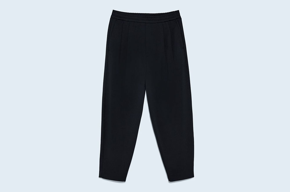 Pantaló negre carrot fit de cintura elàstica amb plecs frontals, d’ASOS