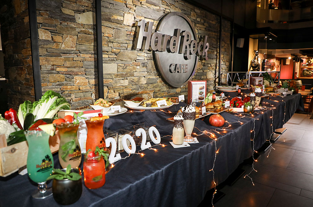 Taula amb nova carta de Hard Rock Cafe Andorra