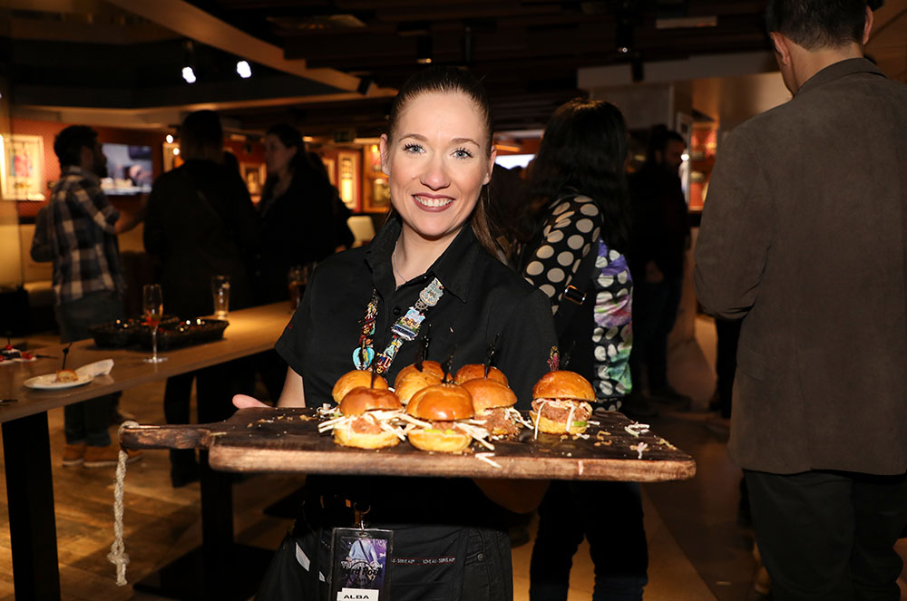 Noia amb mini burgers de Hard Rock Cafe Andorra