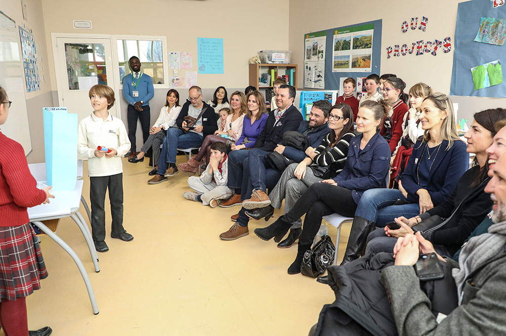 Nens a la presentació del Dia de projectes científics Agora International School