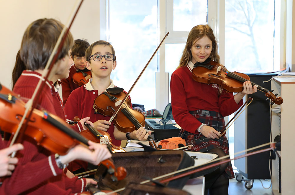 Classes de violí a Agora International School Andorra
