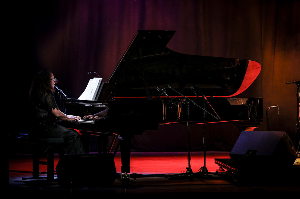 Pianista al concert de Pablo Milanés