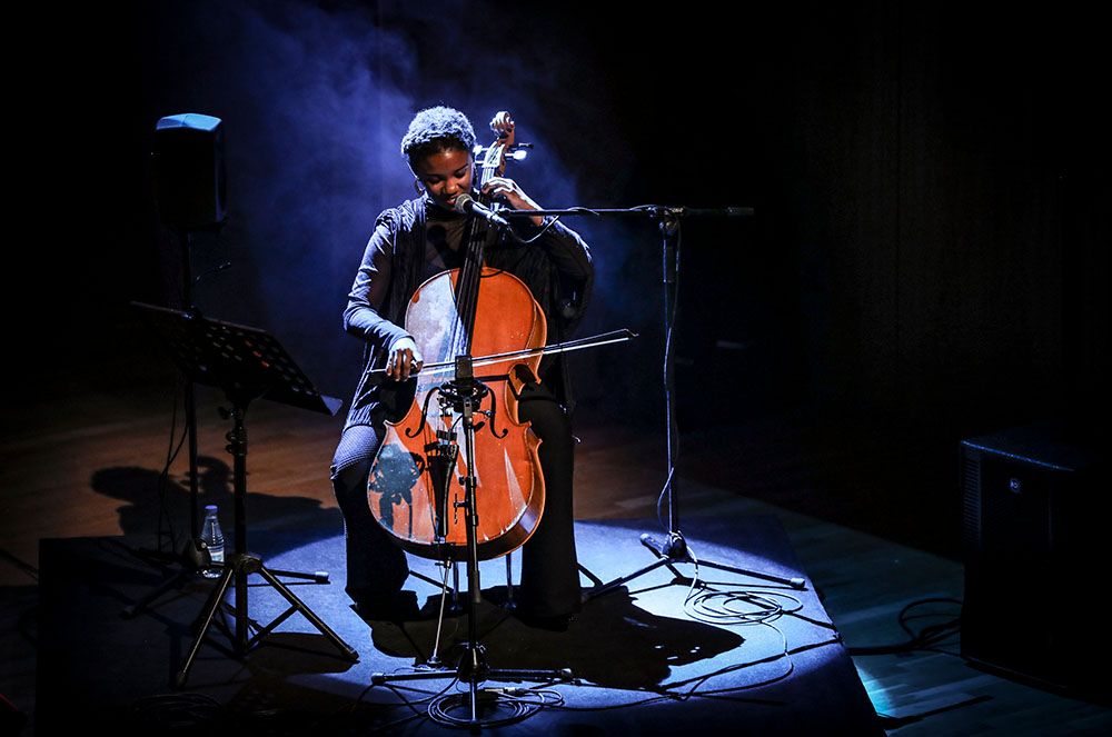 Cellista al concert Pablo Milanés