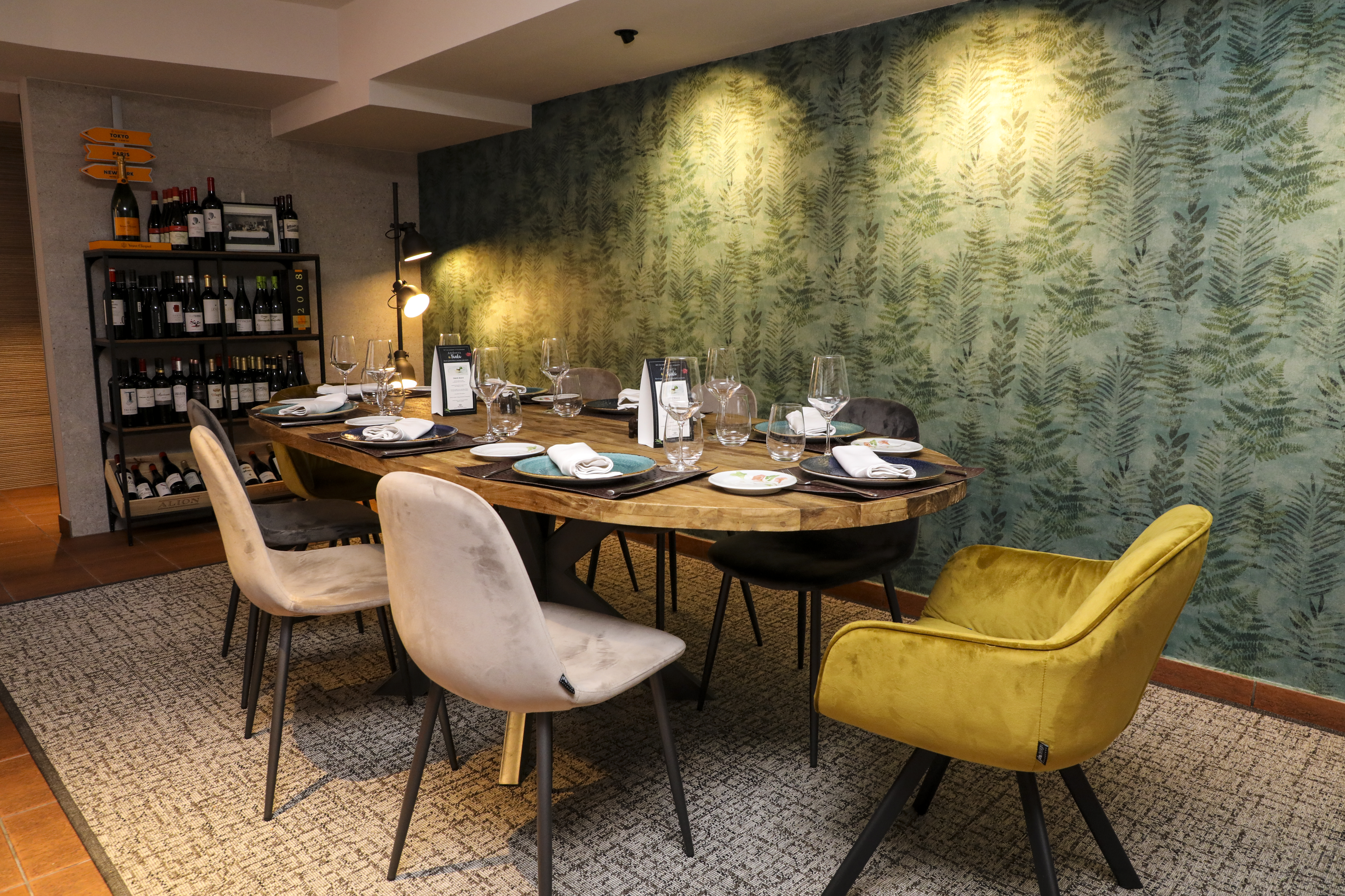 Taula del menjador del restaurant Odetti Bistró