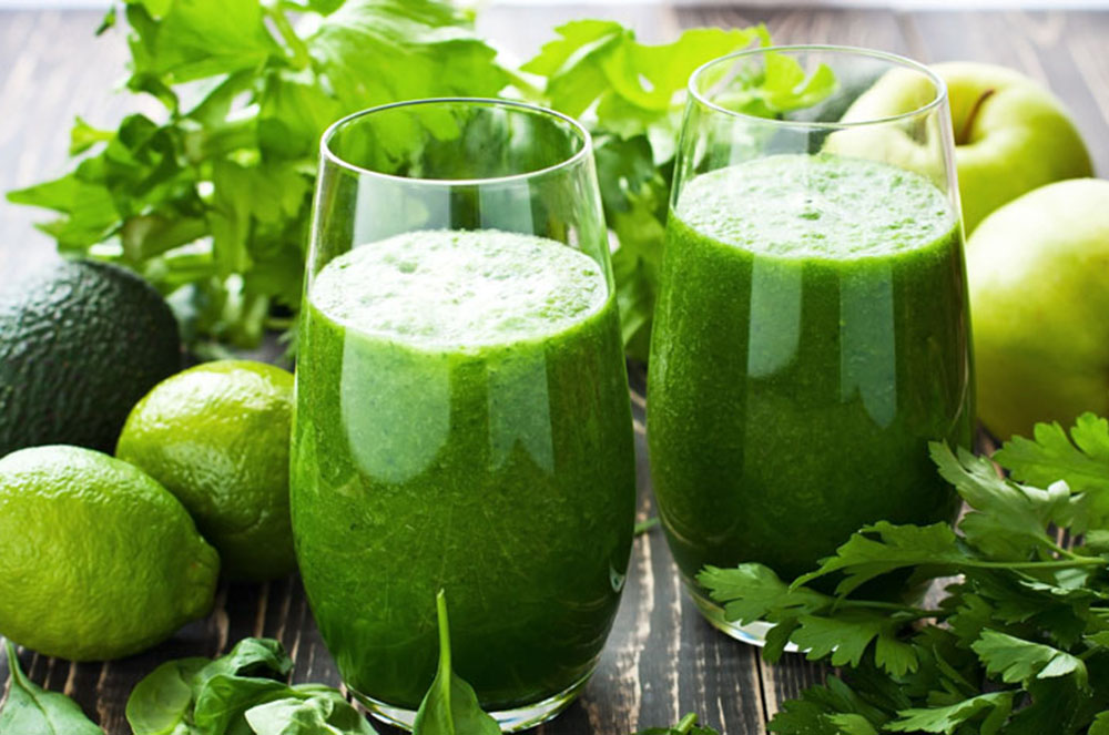 Smoothie d'alvocat, espinacs i poma per a la fase premenstrual