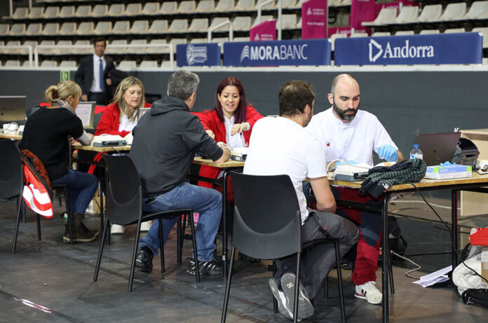 Donants de sang durant la campanya de la Creu Roja Andorrana