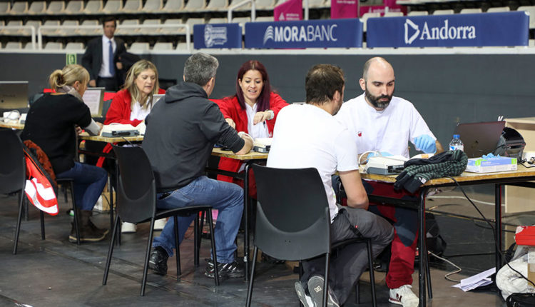 Donants de sang durant la campanya de la Creu Roja Andorrana