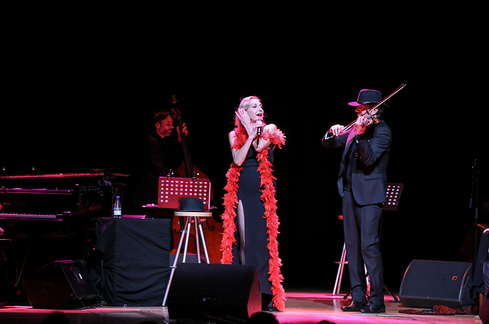 Ute Lemper durant el seu concert a l'Auditori Nacional d'Andorra