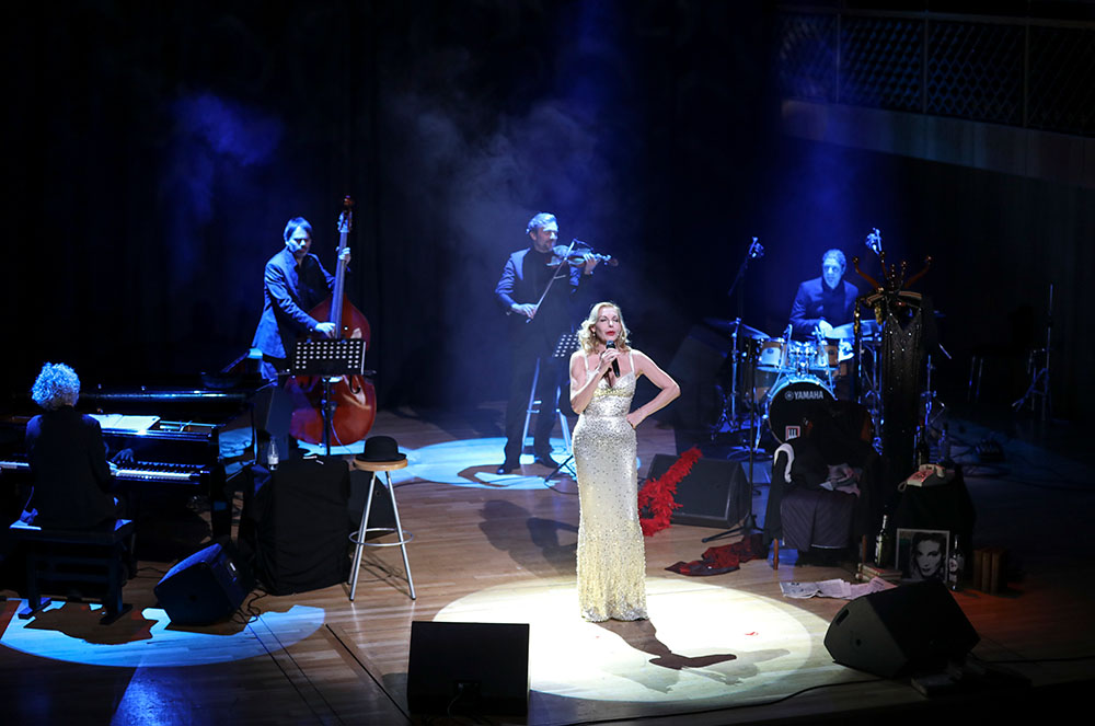 Ute Lemper durant el seu concert a l'Auditori Nacional d'Andorra