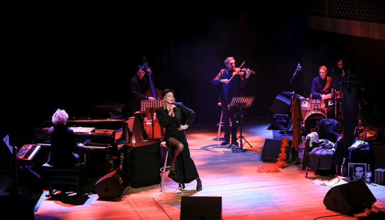 Ute Lemper durant el seu concert a l'Auditori Nacional d'Andorra