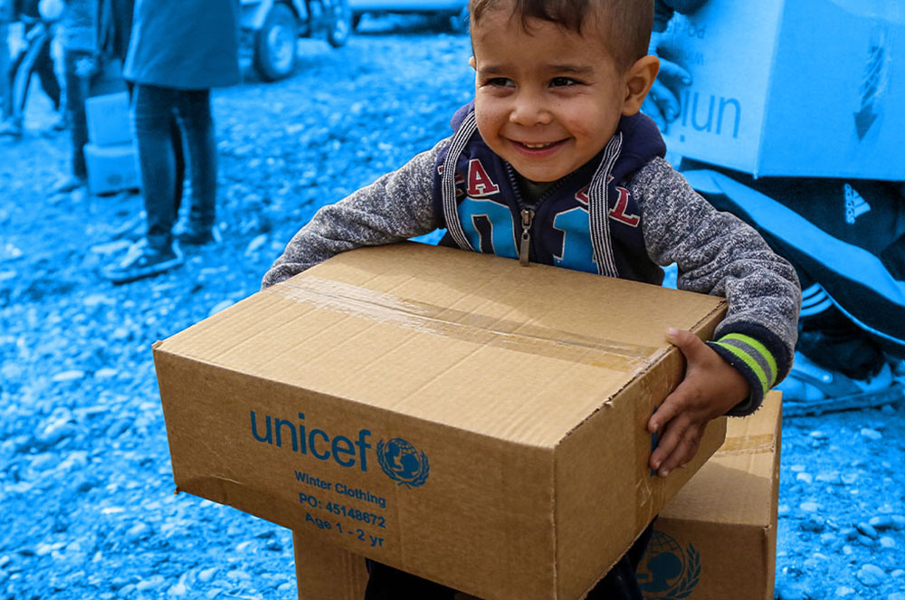 Nen amb caixa d'unicef