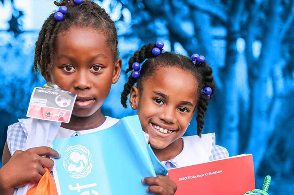 Nens africans amb ajudes d'unicef