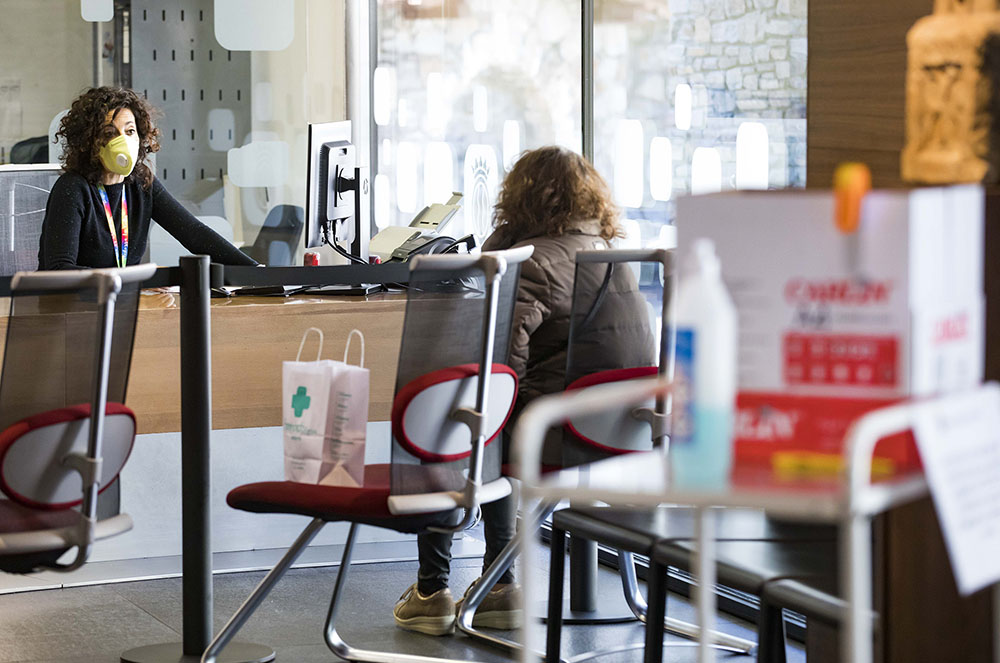 Noies portant mascaretes al Comú d'Andorra la Vella