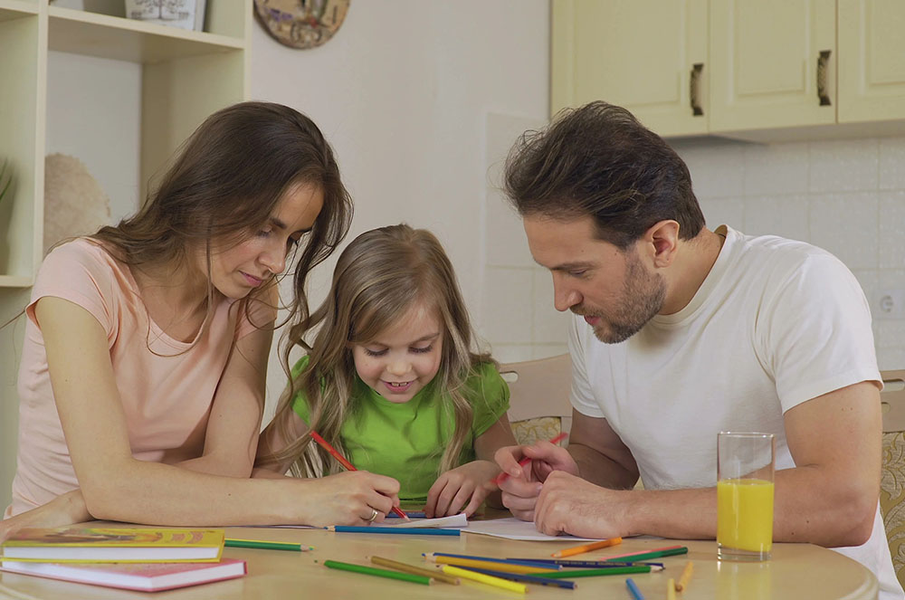 família fent manualitats a la seva llar
