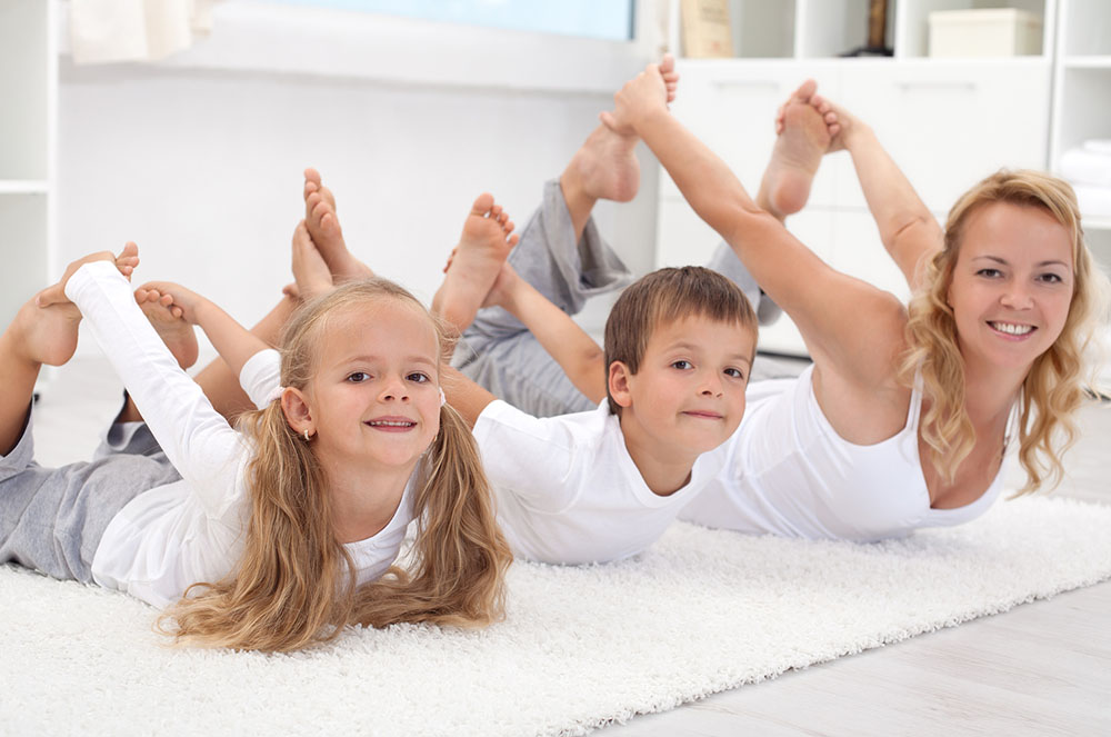 Família fent activitats de ioga