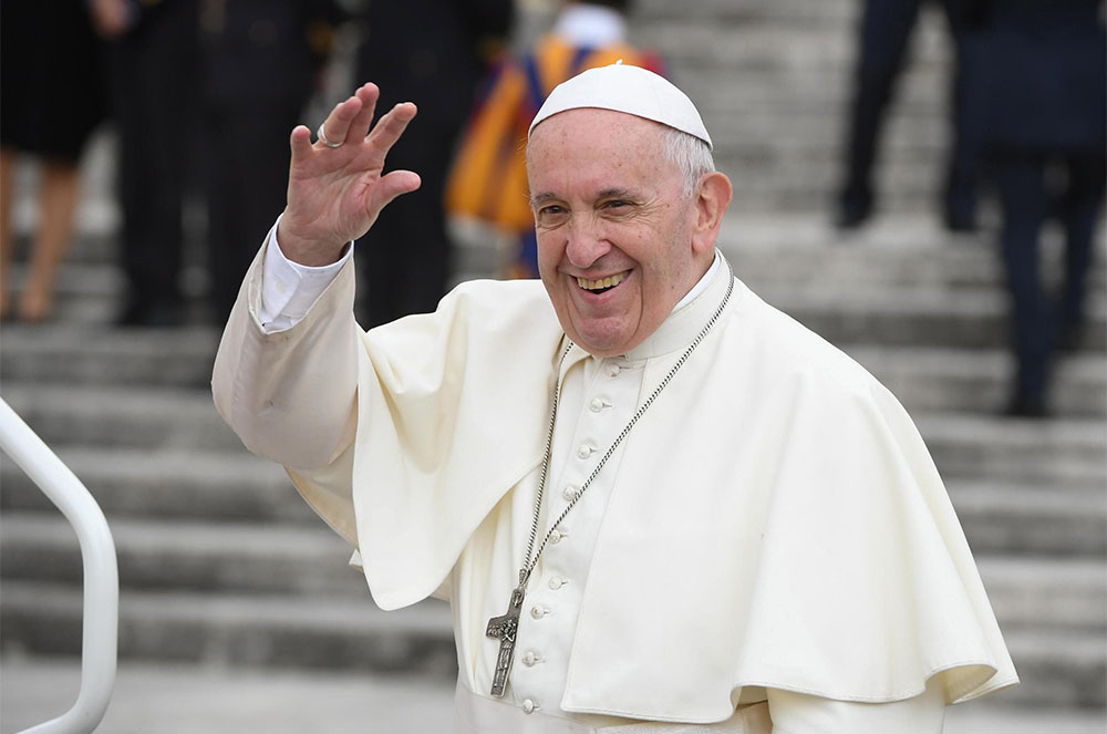 El Papa Francesc saludant als seus seguidors