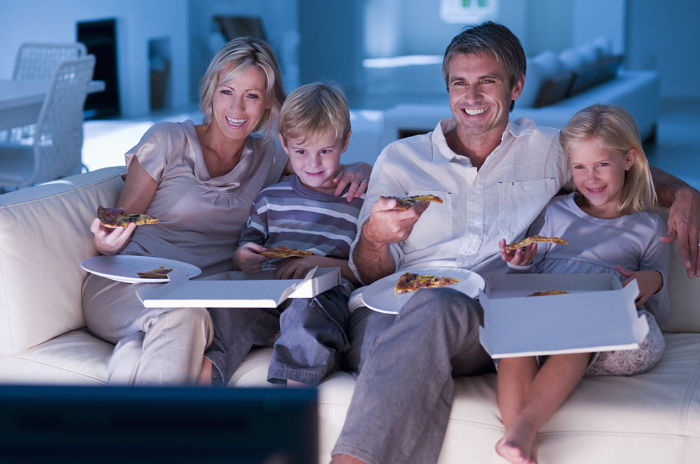 Família mirant la televisió TV