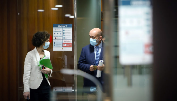 Ubach i Benazet arribant a la roda de premsa