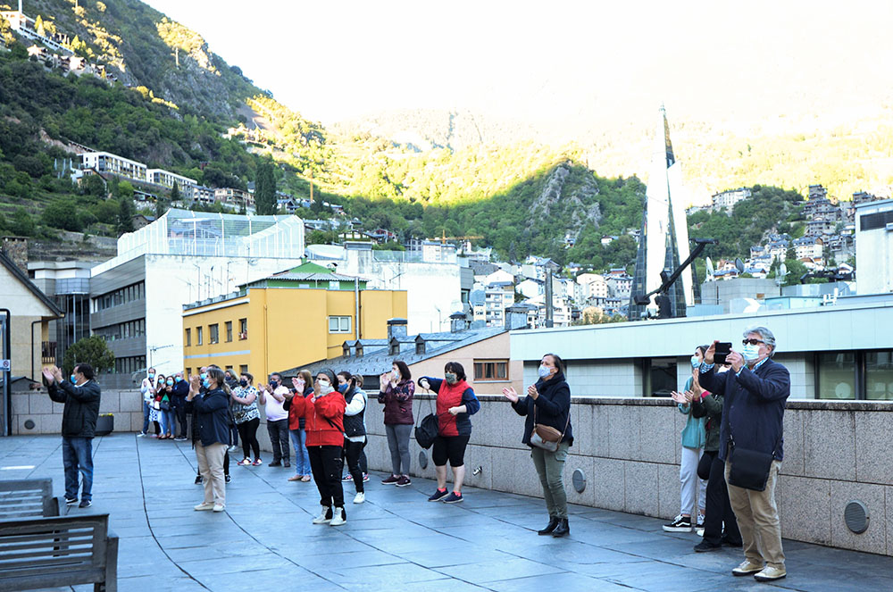 Persones aplaudint al personal sanitari