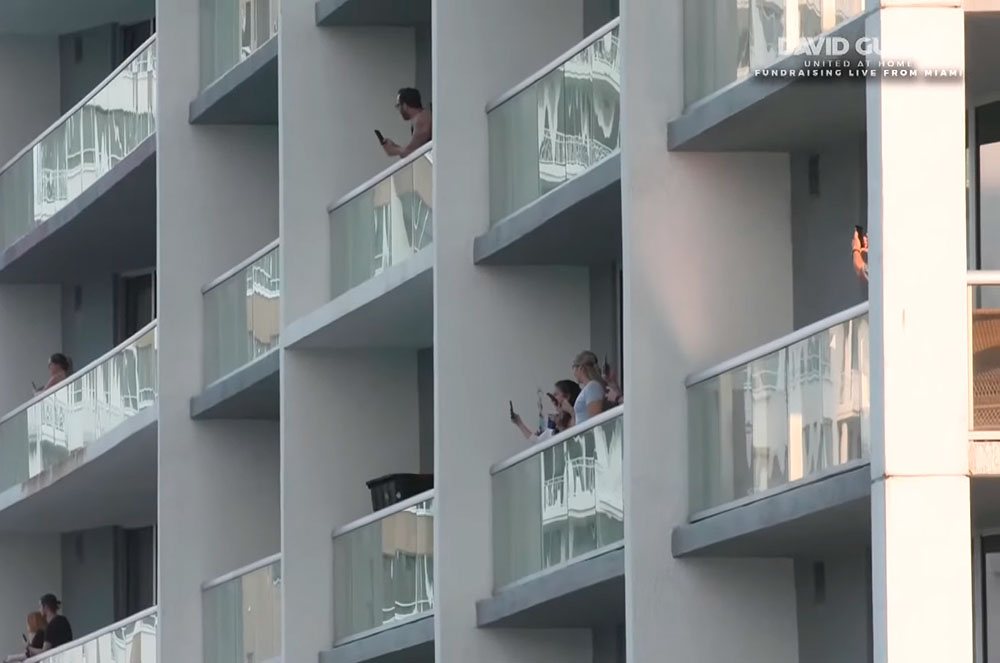 Públic gaudint del concert de David Guetta