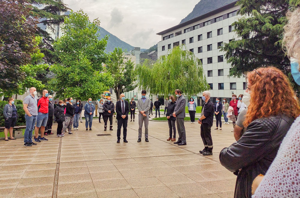Minut de silenci en honor a les víctimes de la covid-19