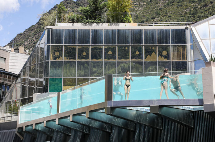 Nova piscina panoràmica de Caldea