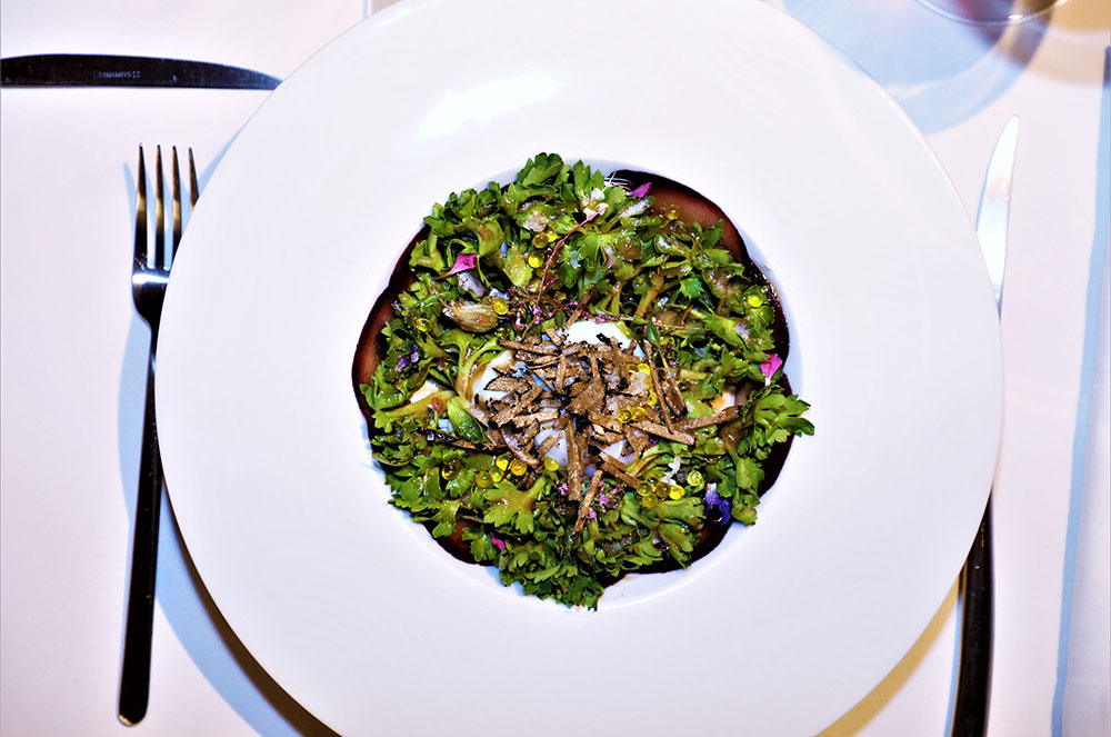 Amanida d’enciam de font, ou a baixa temperatura amb trufa d’estiu, i pera d’aigua al vi negre i canyella